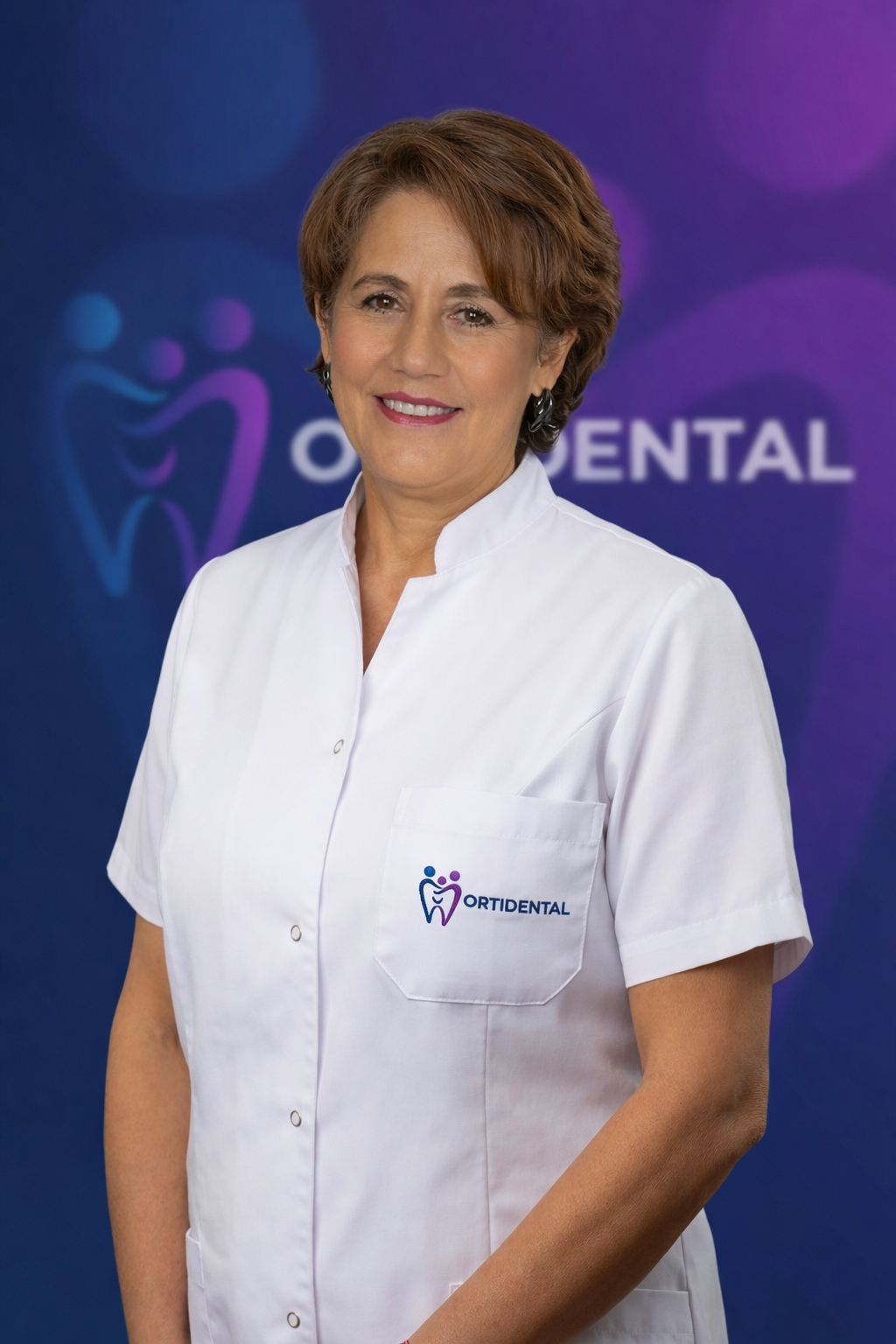 Familia feliz en consulta odontológica Ortidental